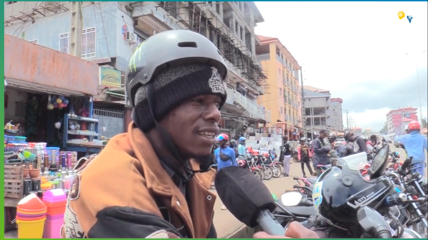Débrouille et dangers : le quotidien des moto-taxis de Conakry
