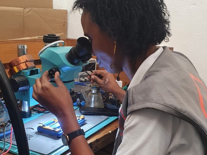 Mariama Bah, la technicienne qui répare les téléphones et combat les préjugés…