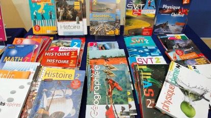 Guinée : des manuels scolaires gratuits vendus dans les marchés