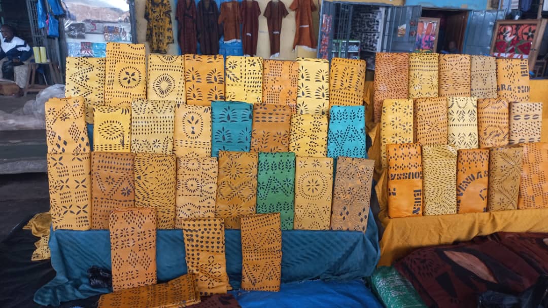 Pagne “Forêt sacrée” : entre tradition, savoir-faire et lutte contre la contrefaçon…