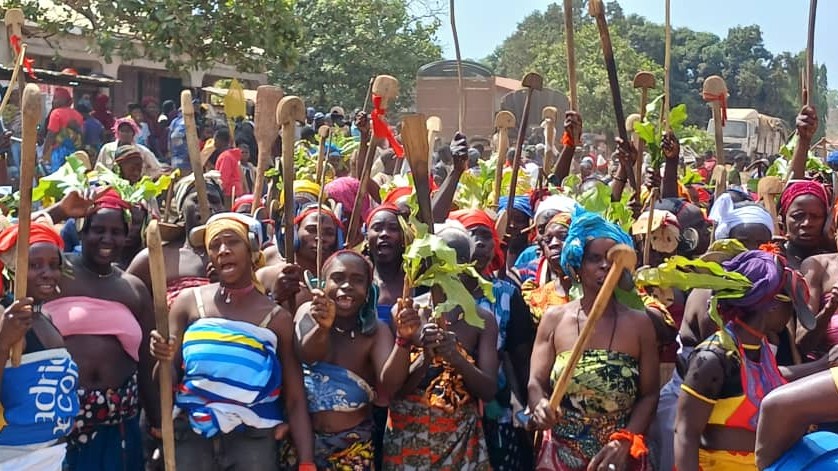 Kankan : voici les raisons de la manifestation des femmes de Töron Banankö, moitié-nues avec des foulards rouges sur la tête