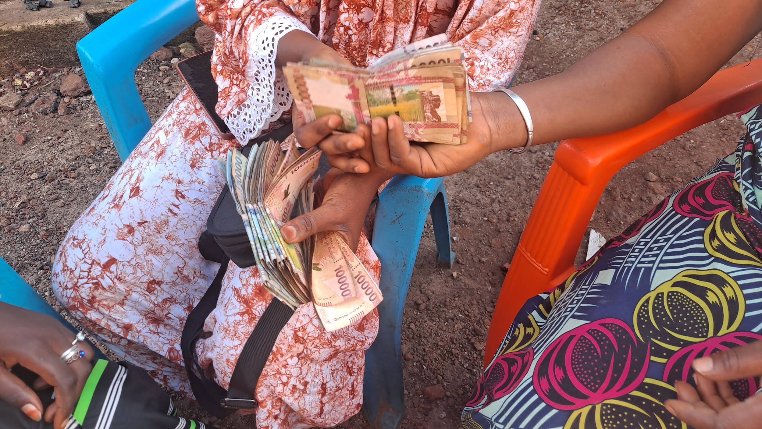 Tontines en Guinée : quand l'épargne informelle finance les rêves et soutient l'économie