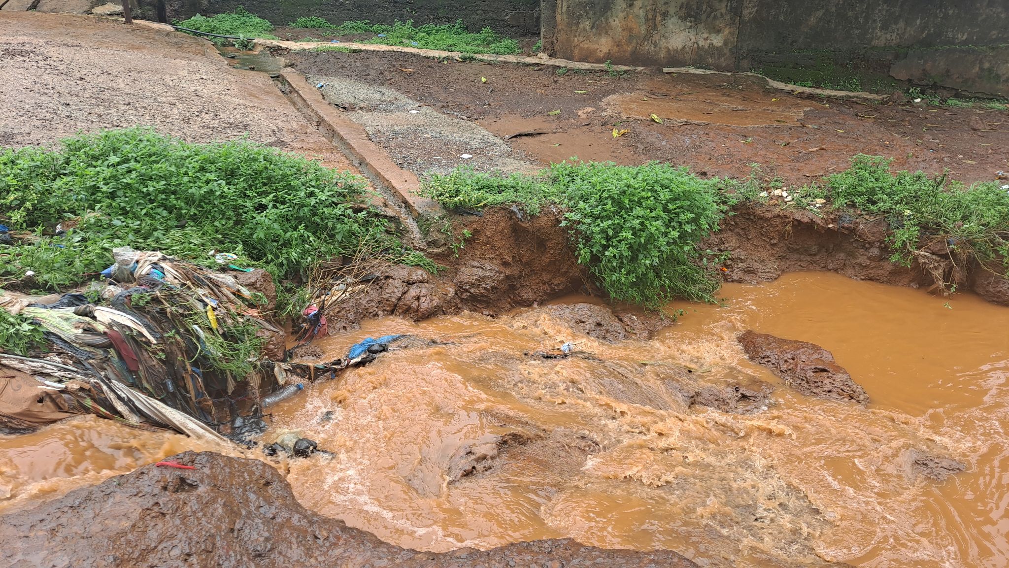 flaques d’eau à Conakry
